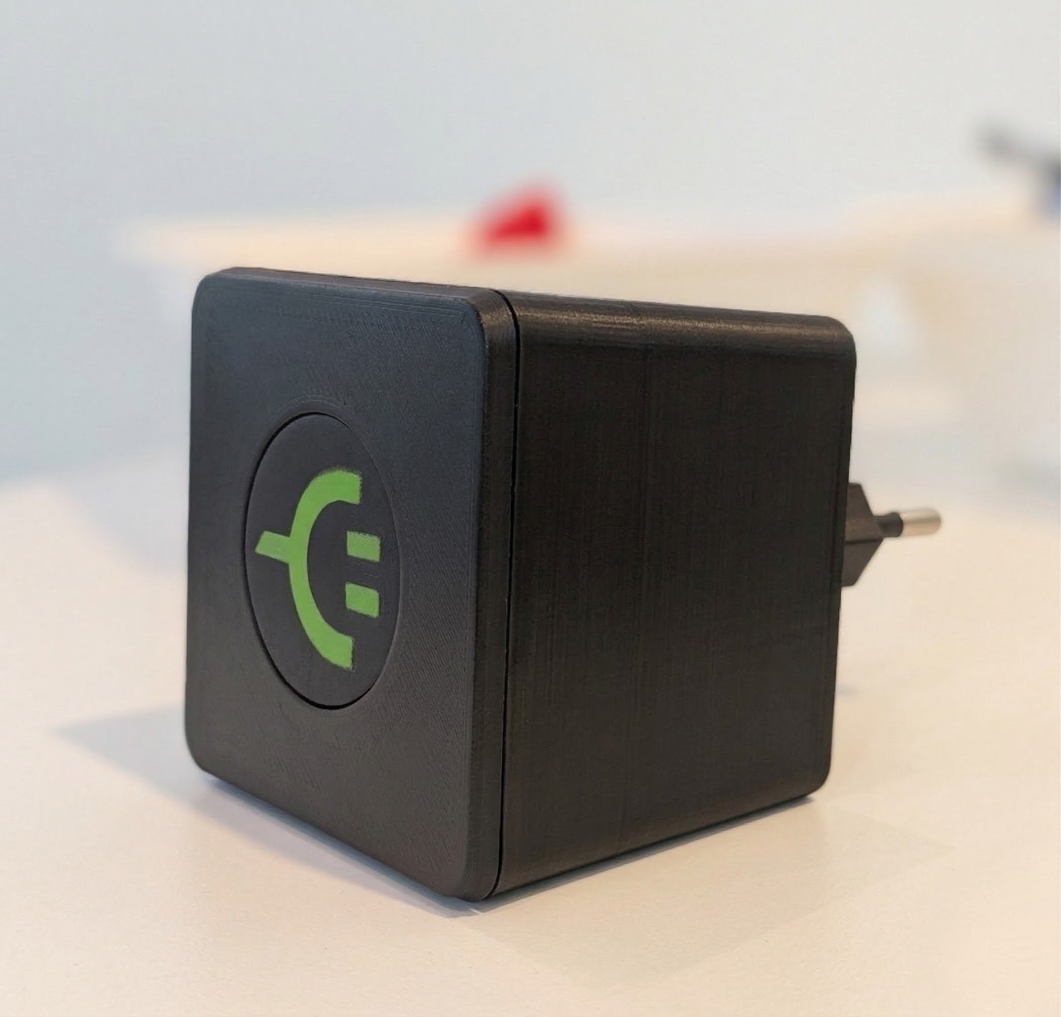 HeyCharge Connect MagicBox — Rückansicht des kompakten Formfaktors mit EU-Stecker